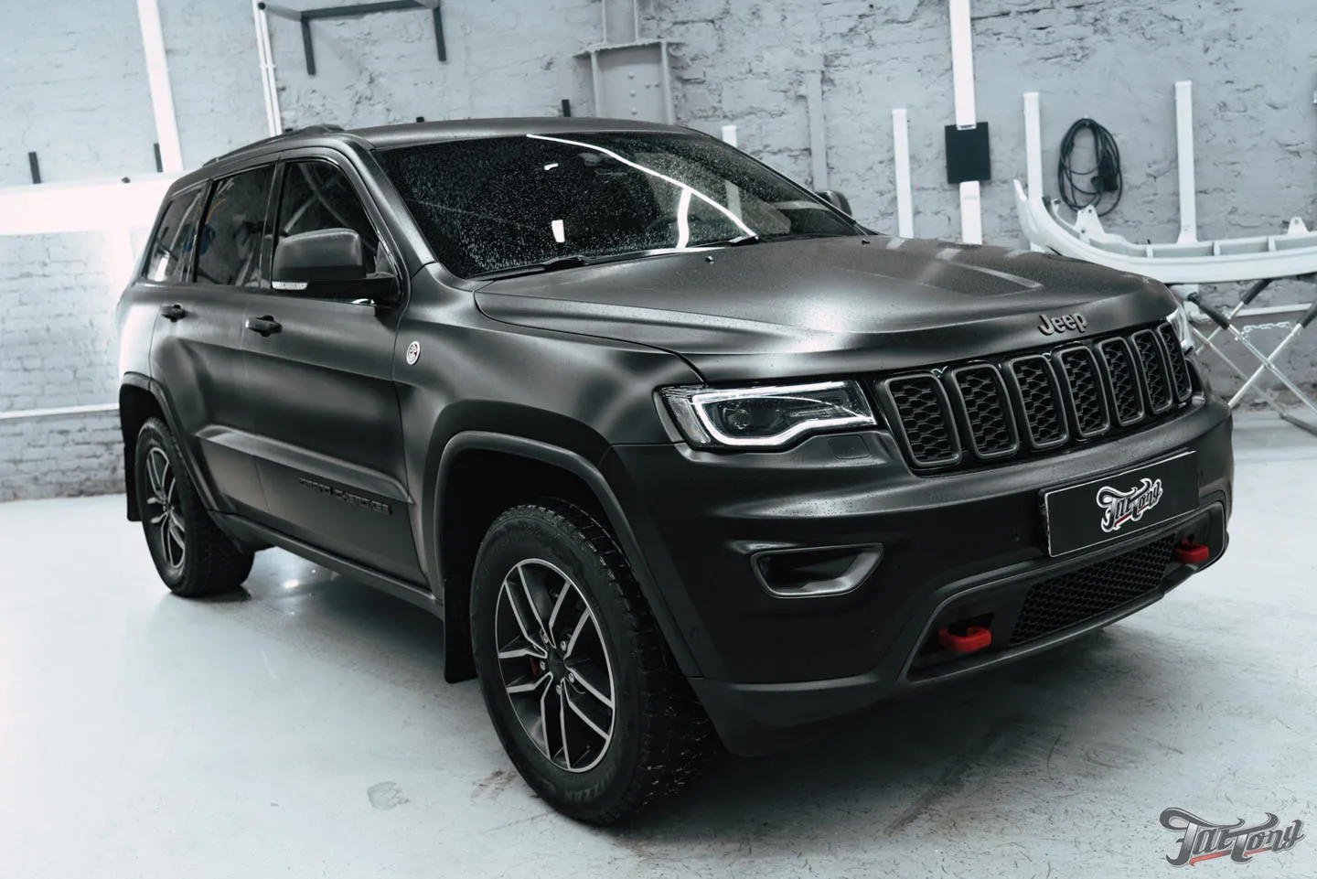 Работаем над Jeep Grand Cherokee Trailhawk постоянного гостя, часть 3: оклейка кузова матовым полиуретаном